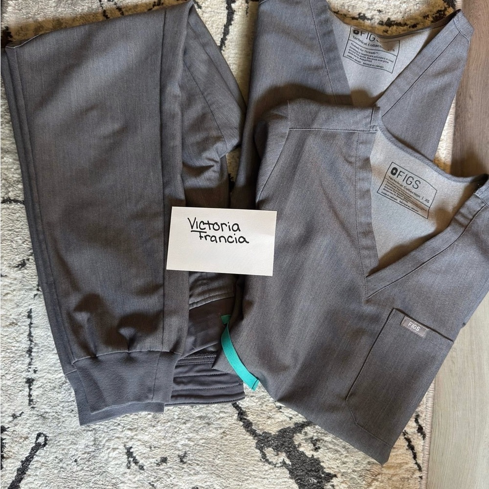 Figs Women's Graphite Scrub Set